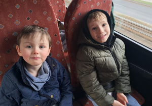 Dzieci w autokarze w czasie wycieczki