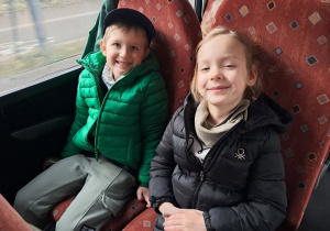 Dzieci podczas drogi do Planetarium