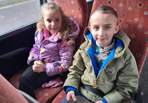 Dzieci w autokarze w czasie wycieczki