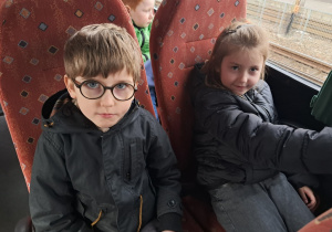 Dzieci w autokarze w czasie wycieczki