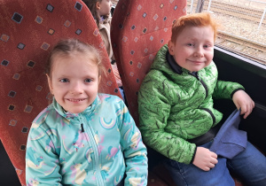 Dzieci podczas drogi do Planetarium