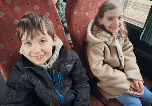 Dzieci w autokarze w czasie wycieczki