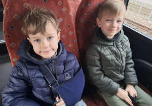 Dzieci podczas drogi do Planetarium