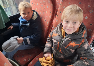 Dzieci w autokarze w czasie wycieczki