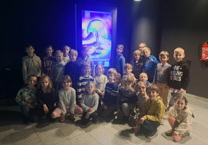 Dzieci pozują w budynku EC1