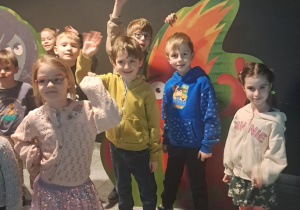 Dzieci pozują w budynku EC1