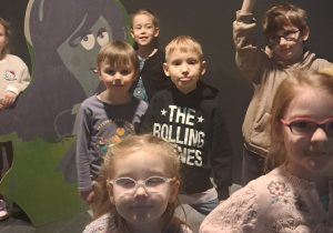 Dzieci pozują w budynku EC1