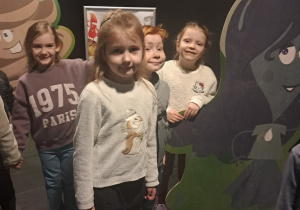 Dzieci pozują w budynku EC1