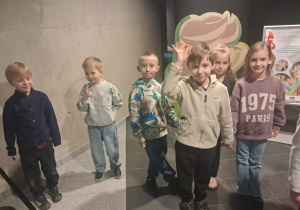 Dzieci pozują w budynku EC1