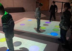 Edukacyjne zabawy z ekranem dotykowym