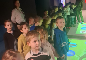 Dzieci w oczekiwaniu na wejście do sali