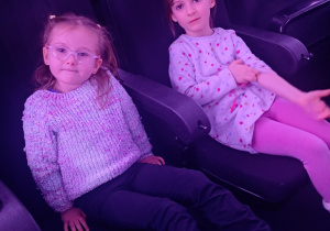 Dzieci w oczekiwaniu na rozpoczęcie pokazu