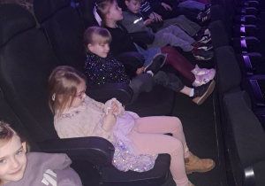 Dzieci w oczekiwaniu na rozpoczęcie pokazu