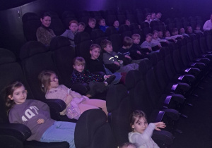 Dzieci w oczekiwaniu na rozpoczęcie pokazu