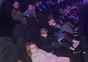 Dzieci w oczekiwaniu na rozpoczęcie pokazu