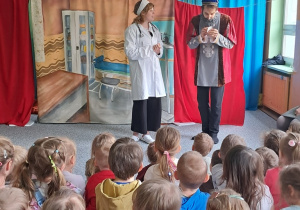 Aktorzy w czasie prezentowania swoich ról
