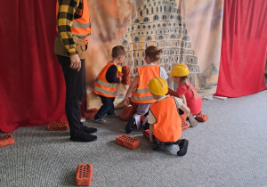 Dzieci aktywnie uczestniczą w przedstawieniu - budują mur