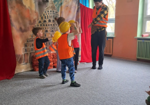 Dzieci aktywnie uczestniczą w przedstawieniu - budują mur