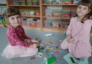 Dziewczynki pomagają sobie podczas budowania z klocków Lego