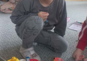 Chłopiec bawi się klockami Duplo