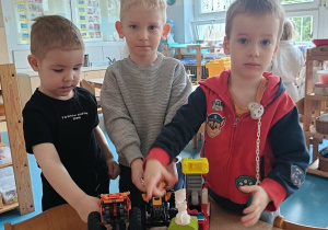 Chłopcy pozują do zdjęcia z samochodami z klocków Lego