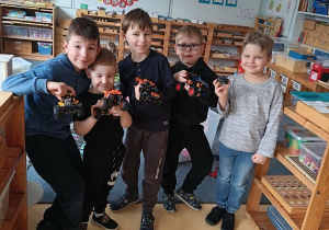 Chłopcy pozują do zdjęcia z samochodami z klocków Lego