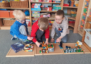 Chłopcy budują z klocków lego
