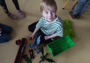 Chłopiec prezentuje swoje klocki LEGO.