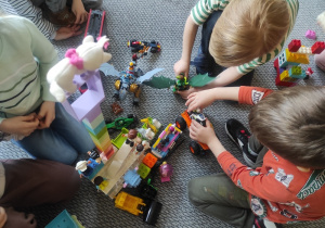 Dzieci wspólnie projektują budowle z klocków LEGO.