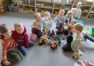 Dzieci bawią się klockami LEGO.