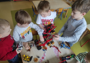Chłopcy konstruują z klocków LEGO.