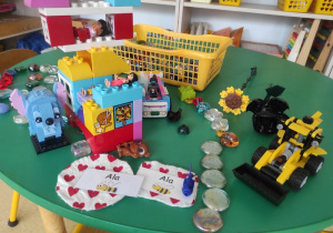 Wystawa prac zbudowanych z klocków LEGO.