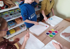 Dzieci rozpoczynają malowanie farbami na śniegu