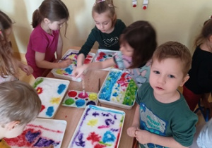 Dzieci w trakcie działania