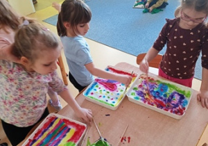 Dziewczynki malują na śniegu