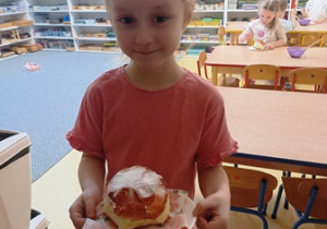 Olga i papierowy pączek, który wykonała