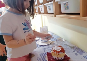 Emilka posypuj swój pączek mąką