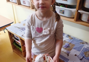 Eliza pokazuje własnoręcznie przygotowanego pączka