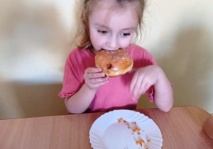 Olga w czasie słodkiego poczęstunku