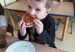 Mark degustuje pączka