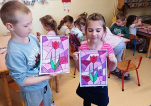 Wojtek i Ritka prezentują swoje tulipany dla wszystkich kobiet