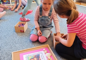 Lila i Ritka w czasie pracy na dywanie