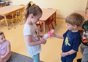 Jasio wręcza prezent Oldze