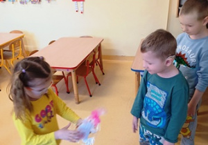 Mark przekazuje niespodziankę Marysi