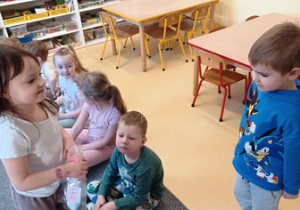 Jowitka dziękuje Szymonowi za prezent