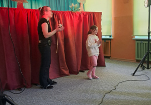 Dziewczynka zaangażowana do pomocy w przedstawieniu