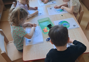 Najmłodsze dzieci podczas pracy plastycznej "Ziemia"