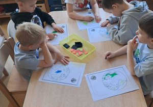 Dzieci podczas pracy plastycznej "Ziemia"