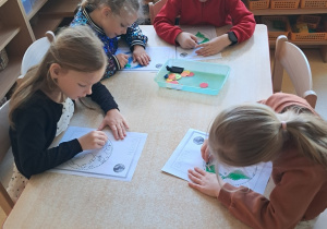 Starszaki podczas pracy plastycznej "Ziemia"
