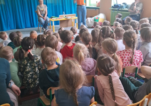 Autorka książek dla dzieci prezentuje przyniesione książki